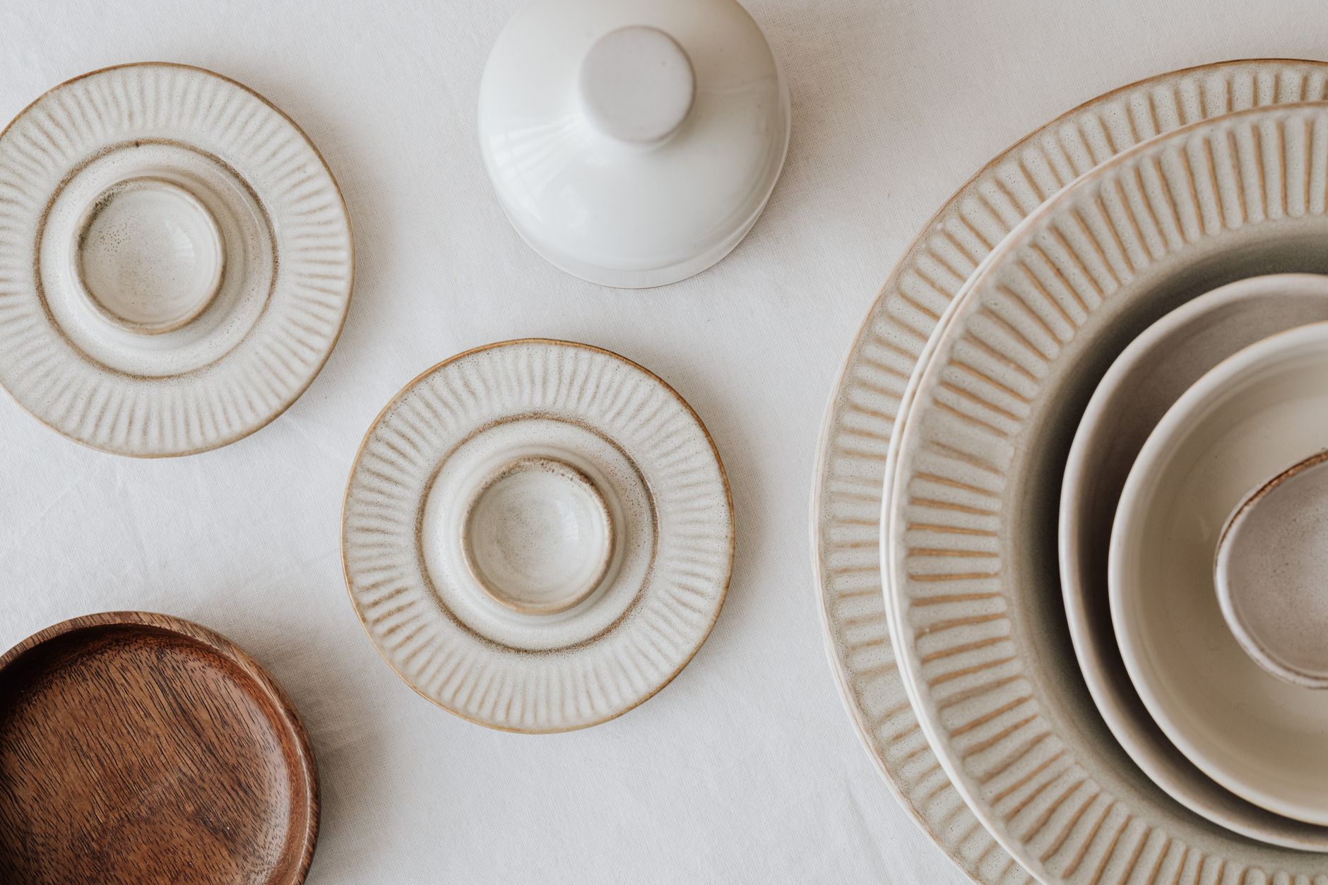 Neutral ceramic plates arranged on soft cotton cloth